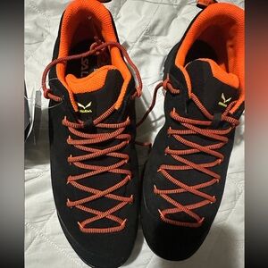 Salewa Men's Wildfire Leather climbing approach shoes in Black/Fluo Orange sz 9